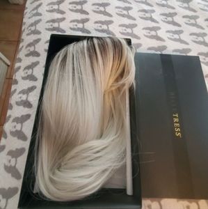 Blonde wig with smudge root